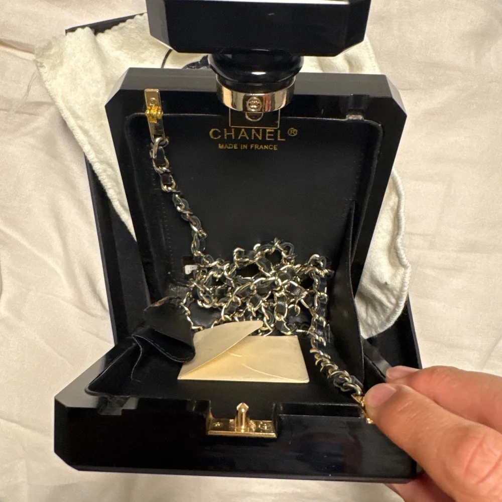 Chanel acrylic crossbody bag in a shape of the chanel #5 bottle - Picture 2 of 4